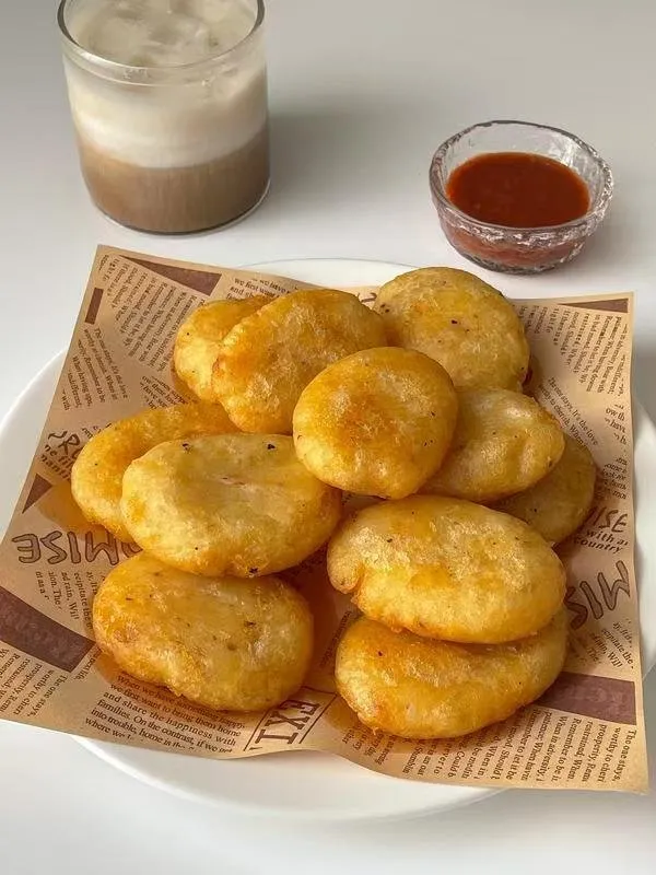 巨简单~炸薯饼 用料 材料 用量 土豆 350g 玉米淀粉 35g 盐 少许 黑胡椒 少许 食用油 适量 nando's辣酱 2勺 步骤 步骤 1
